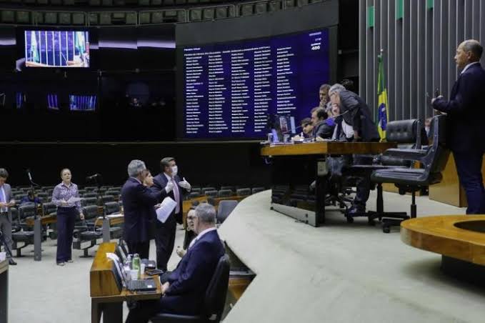Deputados aprovam auxílio emergencial de R$ 600 para pessoas de baixa renda